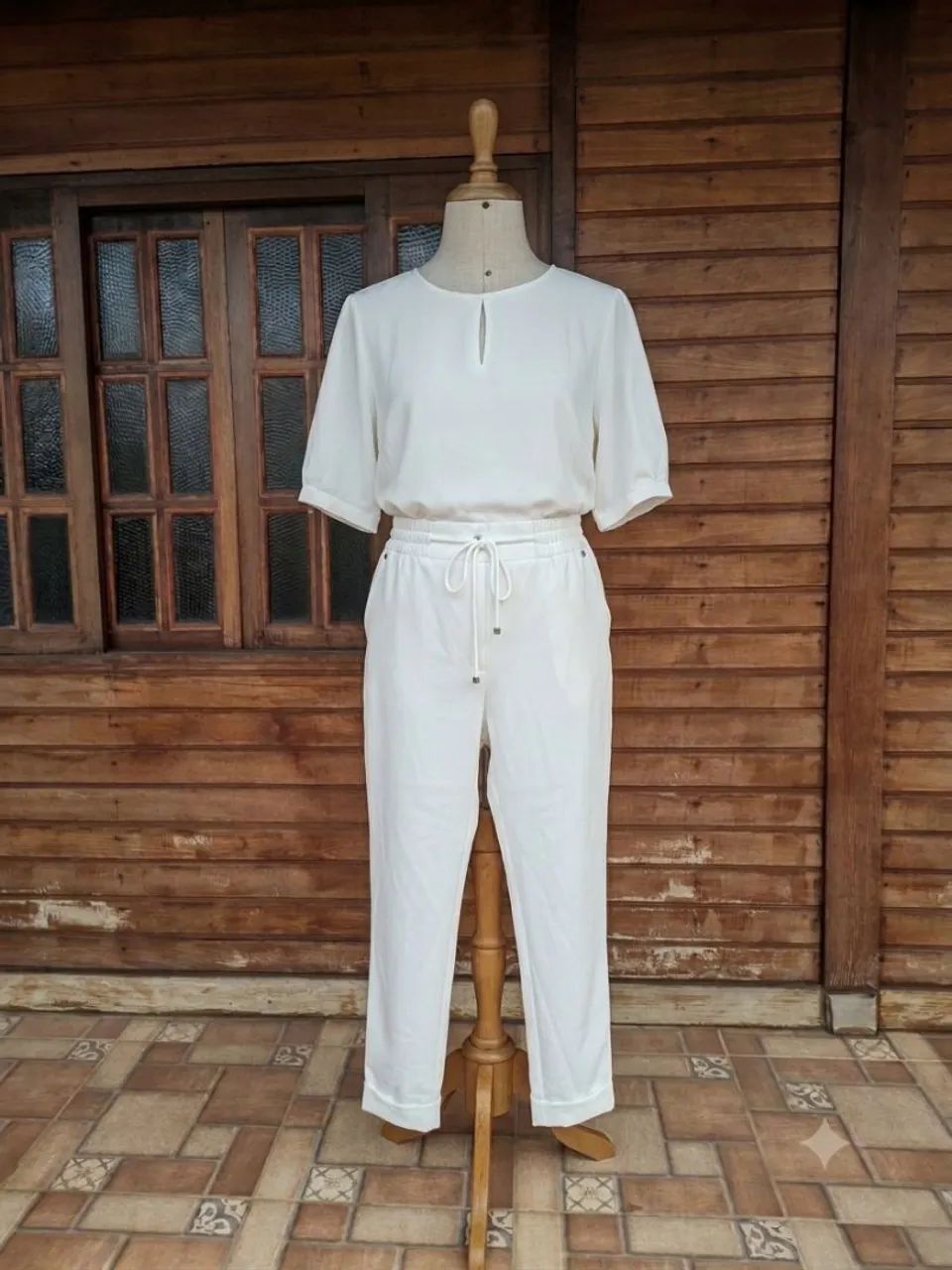 Conjunto feminino branco de calça e blusa  - Foto 2