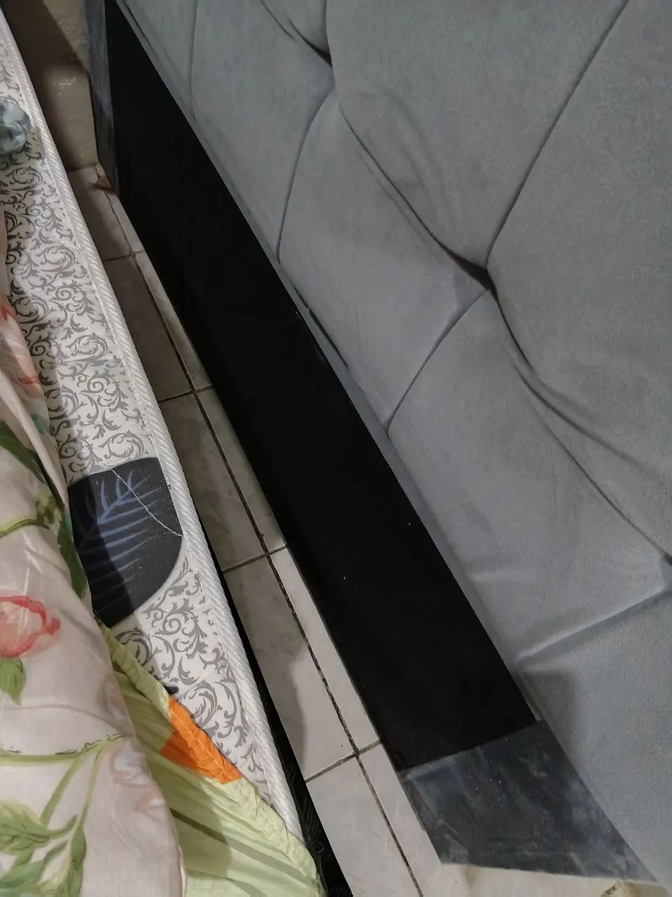 Uma cabeceira de cama box casal 