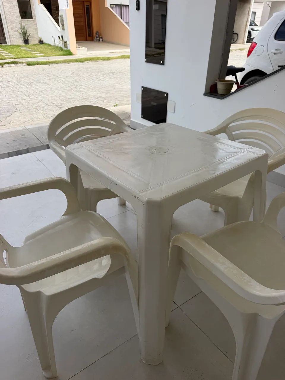 MESA PLÁSTICA COM 4 CADEIRAS  - Foto 5