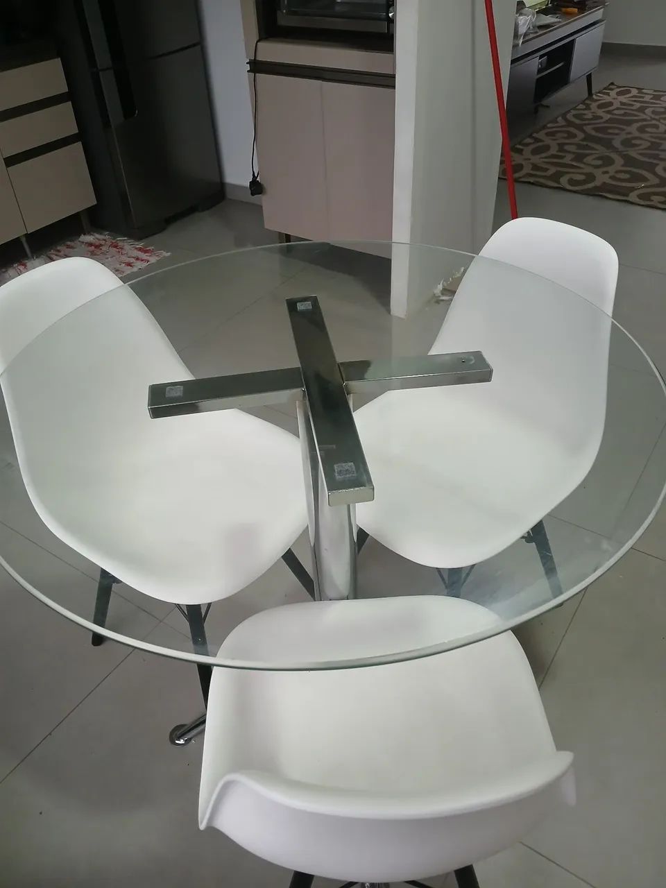 Vendo mesa com 3 cadeiras  - Foto 2