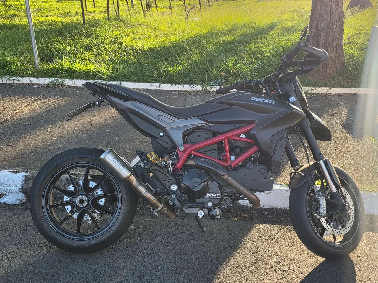 ducati hypermotard 821