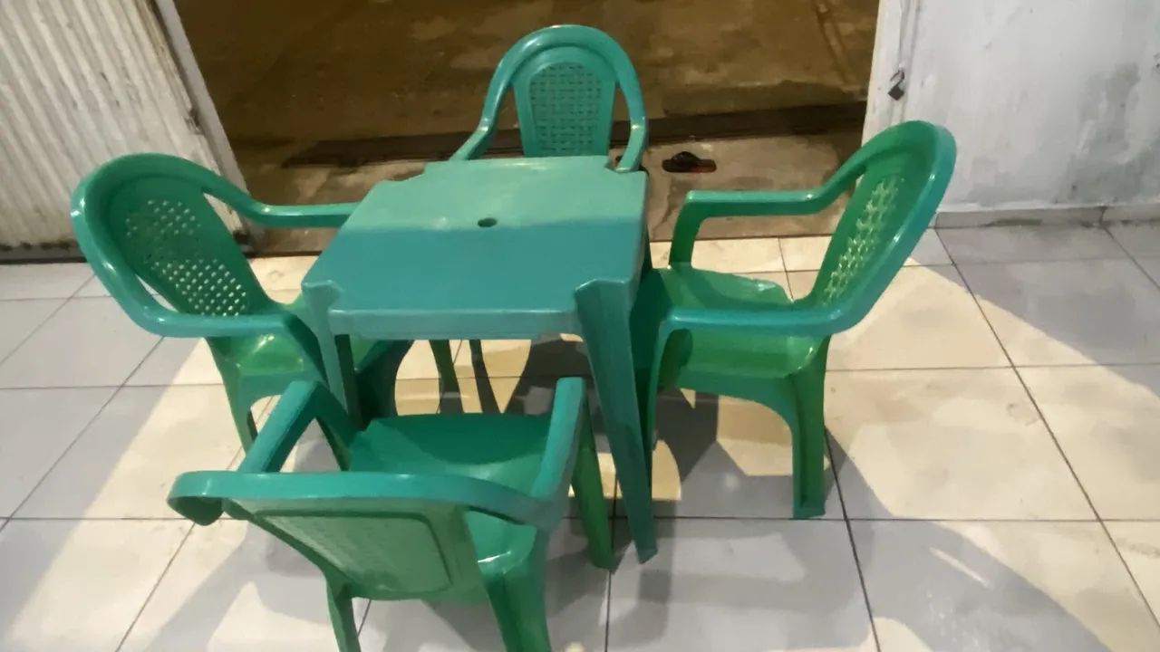 Jogo de mesa e cadeiras de plástico!