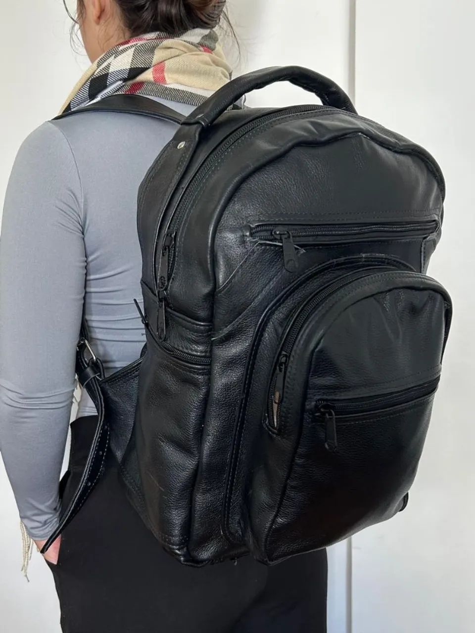 Mochila de COURO Preta tamanho M - Foto 3