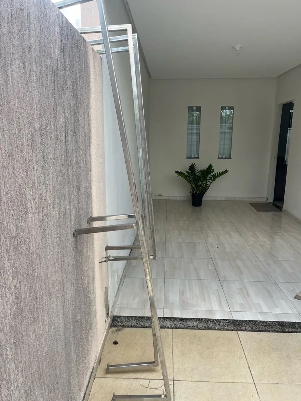 Vendo 4 suportes em inox  para colocar roupas  - Foto 2