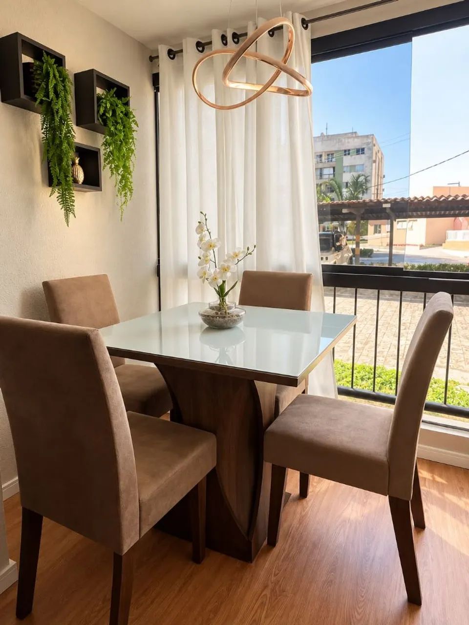 Mesa de Jantar com Tampo de Vidro e 4 Cadeiras Estofadas