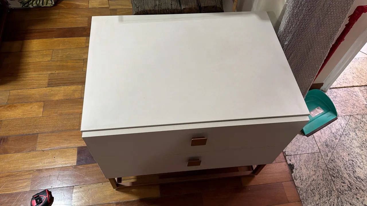 Mesas laterais MDF e puxadores rose gold