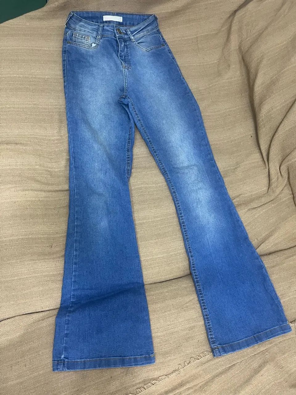 Calça jeans flare, tamanho 36, usada porém em bom estado  - Foto 2