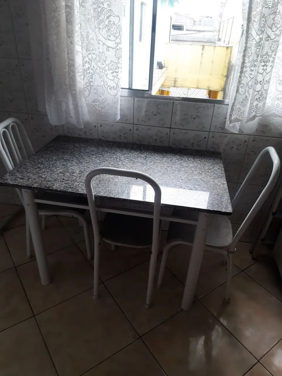 Mesa de Pedra C/ 3 cadeiras 