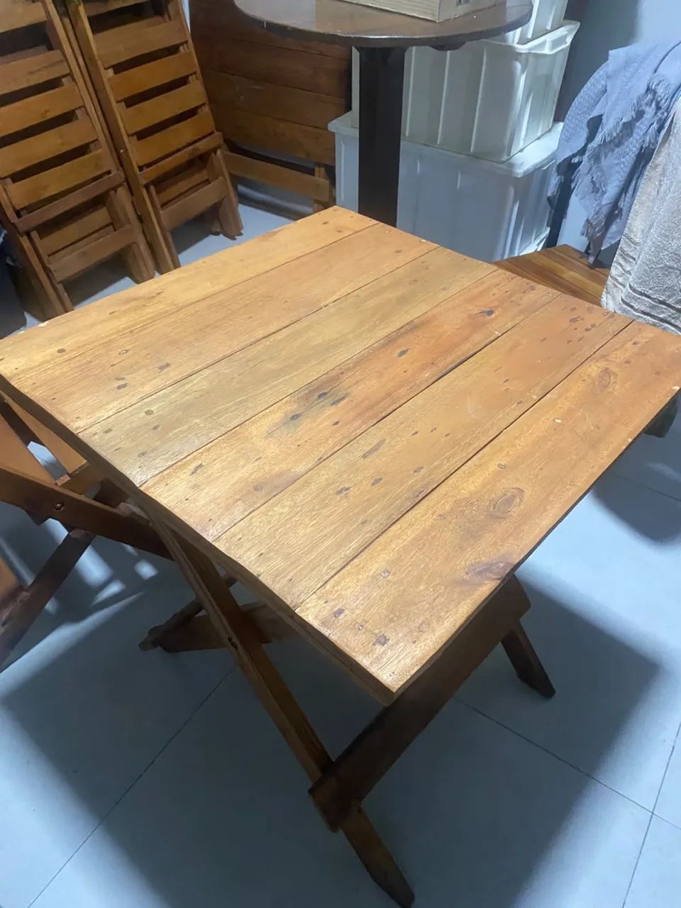 Jogo de mesa com 4 cadeiras!