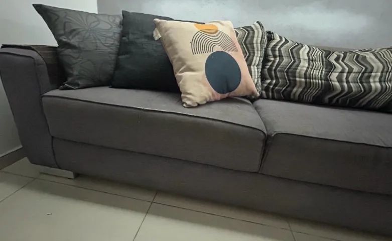 Sofá 3 lugares cinza em bom estado. PROMOÇÃO  - Foto 4