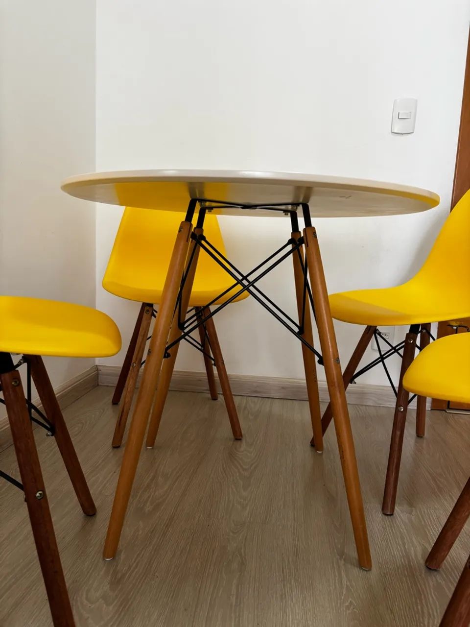 Mesa com quatro cadeiras  - Foto 4
