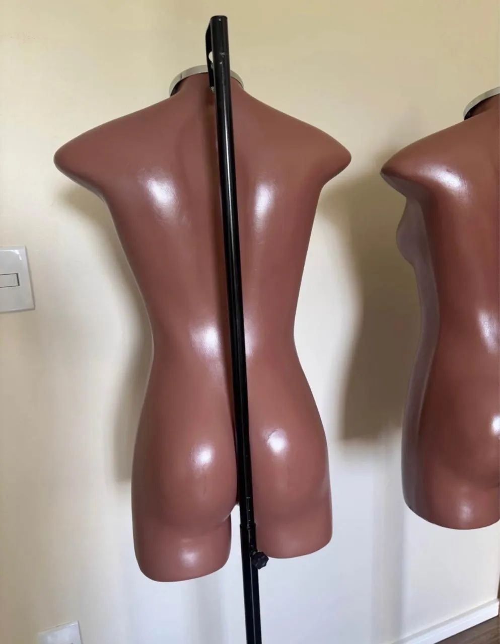 Busto manequim de fibra feminino com pedestal H - Foto 2