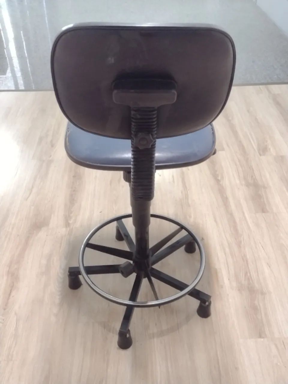 cadeira de bancada com assento e encosto com madeiras compensadas e espumas injetadas - Foto 5