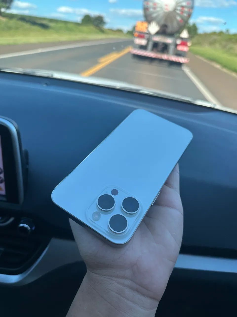 iPhone 15 pro Max Titânio branco  - Foto 3