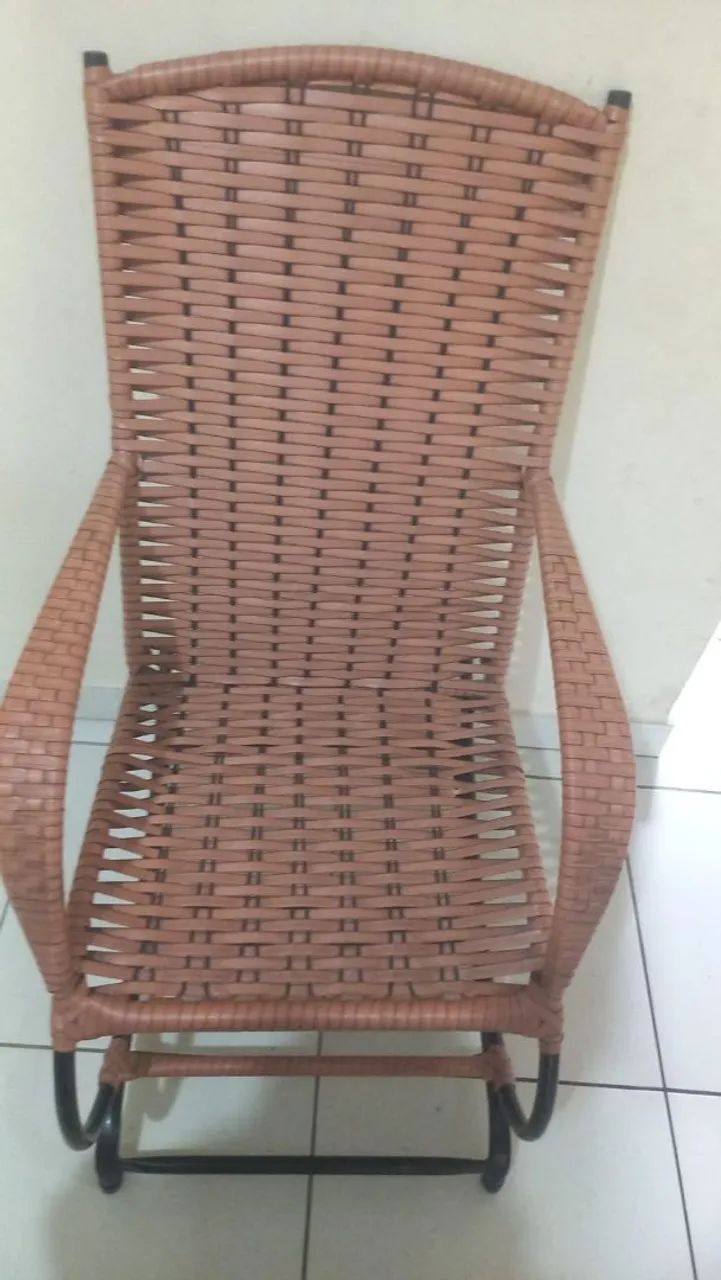 Cadeira de balanço em perfeito estado. 