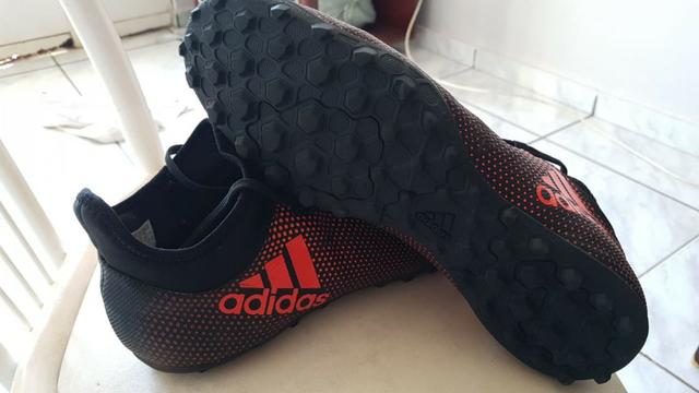 Chuteira society adidas botinha - Foto 2