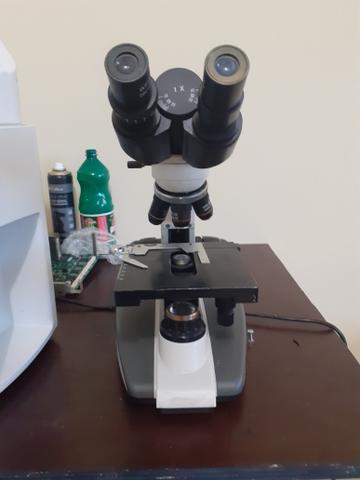Microscópio binocular bioval led