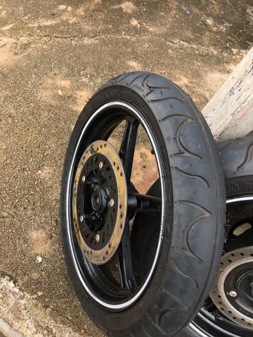 Roda e pneu da CB300 completa