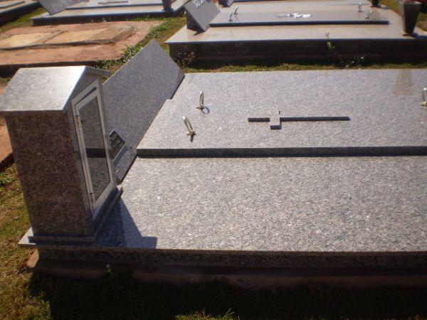 Bancadas, pias, banheiros,tumulos, pisos de granito
