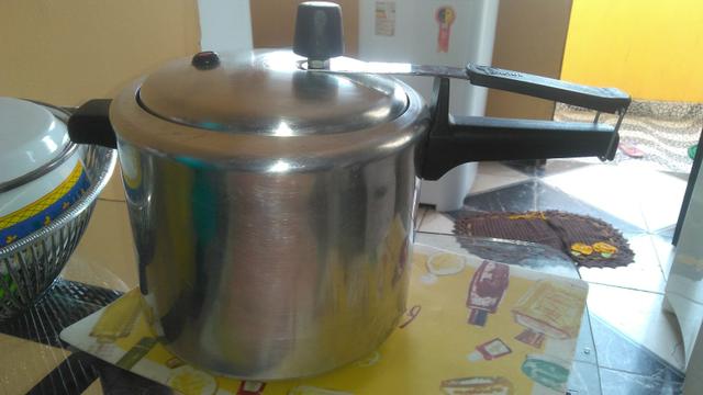 Vendo essa panela de pressão 4 Litros - Foto 2