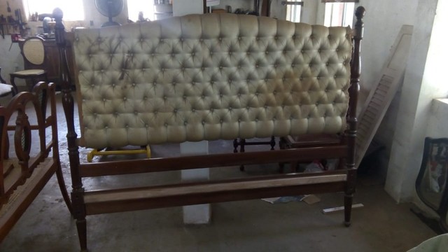 Cama de casa torneada em Vinhático com capitonê - Foto 2