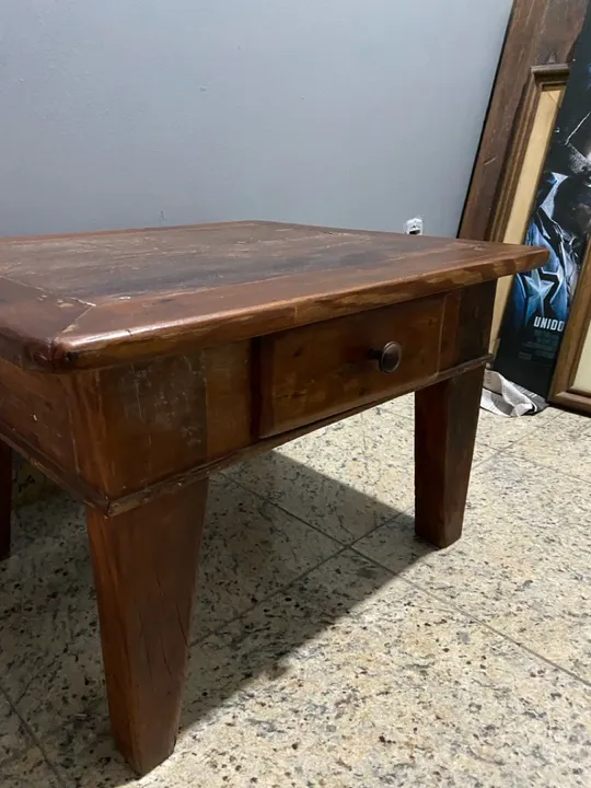Mesa de cabeceira de madeira