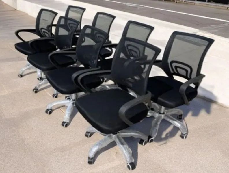 Cadeira de escritório giratoria preta 