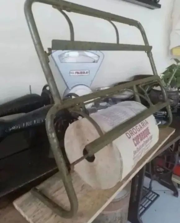 Papeleiro c/ Rolo de Papel Antigo