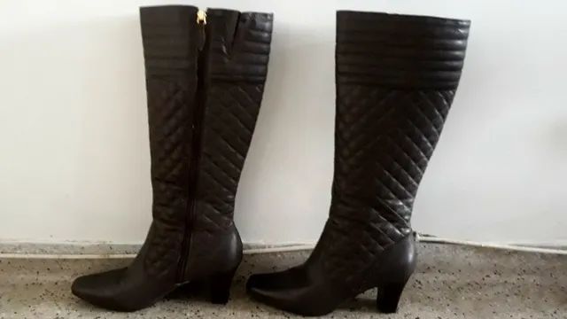 Bota marrom de cano longo da Stiletto 