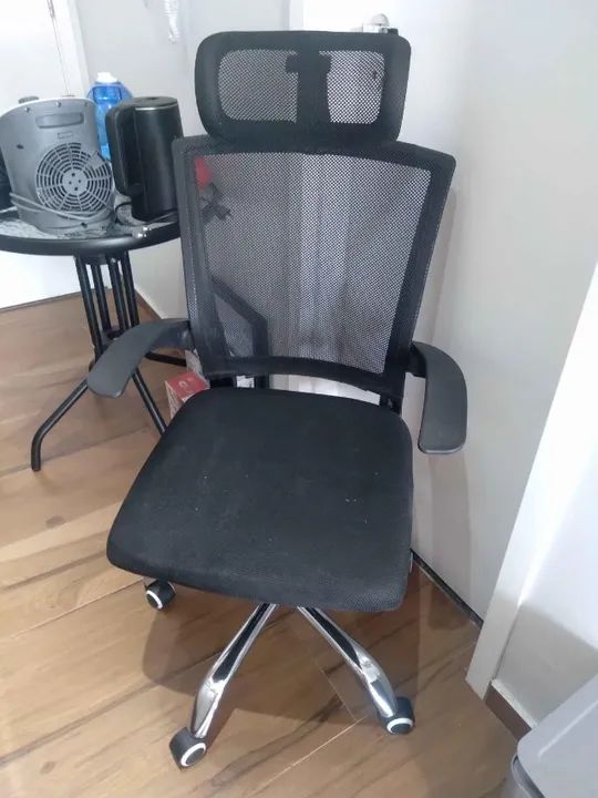 Cadeira de escritório presidente giratória c/ rodas e braços em Plástico / Estofado Preto