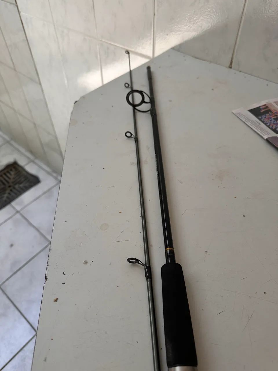 Vara de pesca em ótimo estado, leve, resistente e pronta para uso