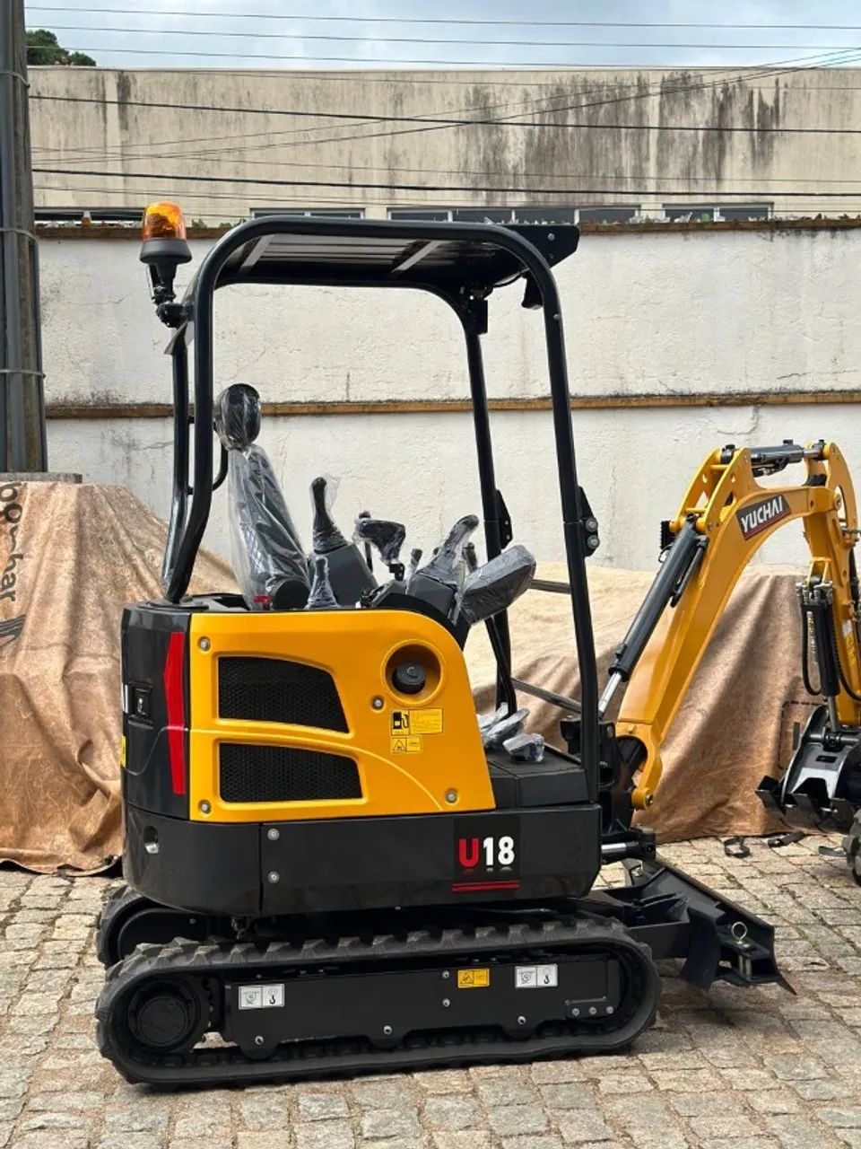 Miniescavadeira YUCHAI U18 1.8 TON - Foto 3