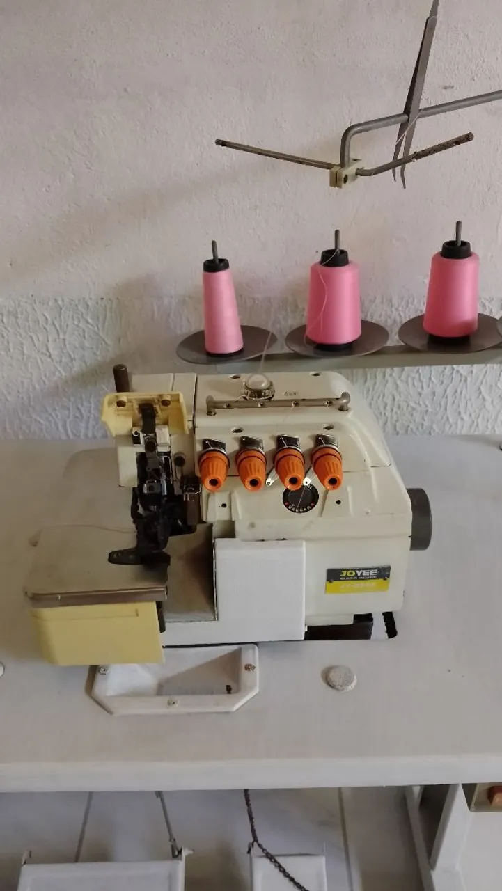 Máquina de Costura Overlock Industrial