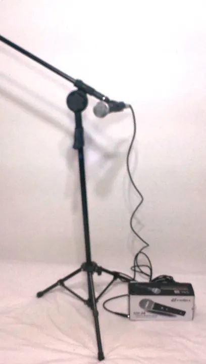 Promoção de Um Microfone SM 58 Legendary com Pedestal - Foto 3