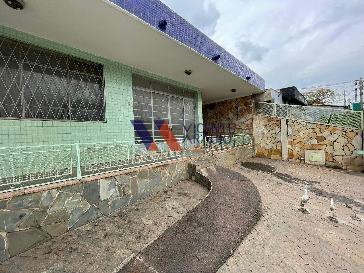 Casa comercial para locação no Centro de Betim Espaço versátil para o seu negócio.