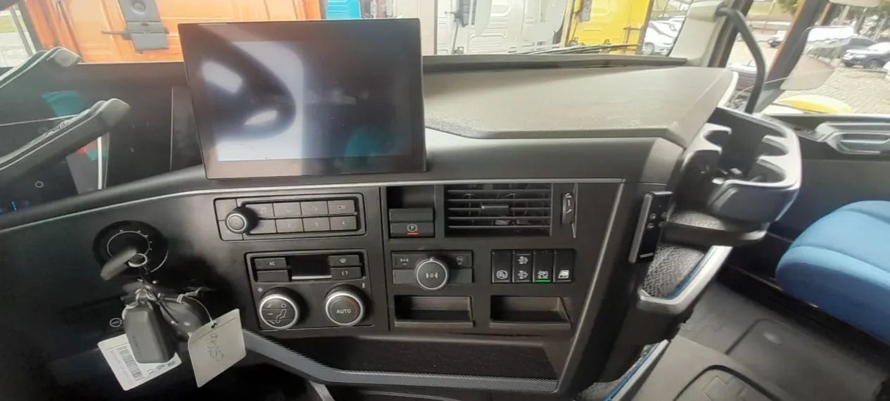 Volvo FH 540 6x4t 2024 - Pacote Multimidia, ADAS, Saia lateral, Defletores, pneus novos, g - Foto 11