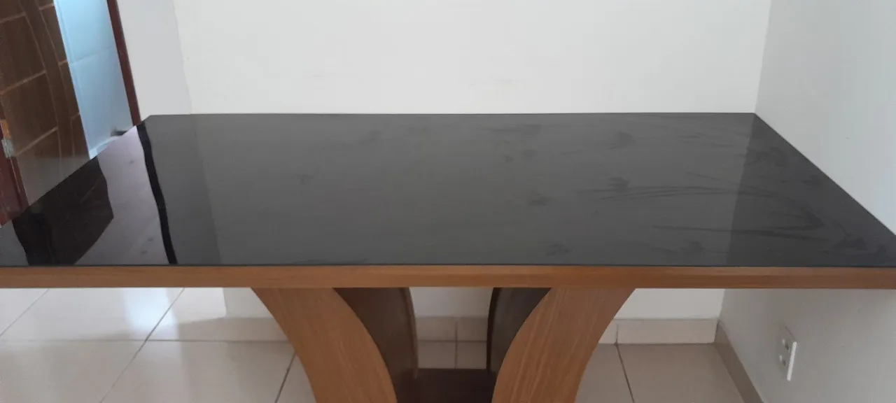 Mesa de Jantar com Tampo de Vidro Preto Elegante