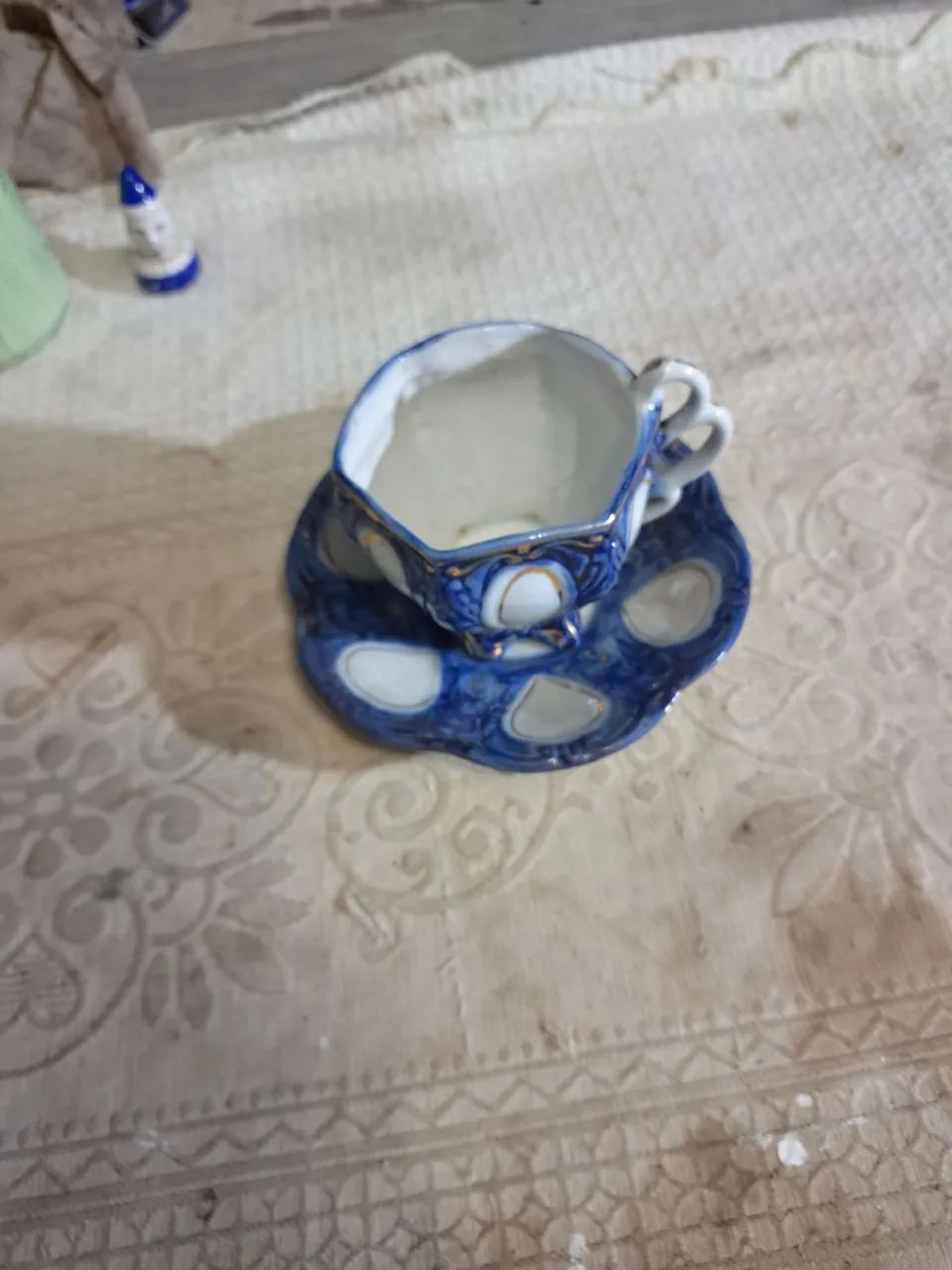 Xícara de porcelana azul e branca com pires