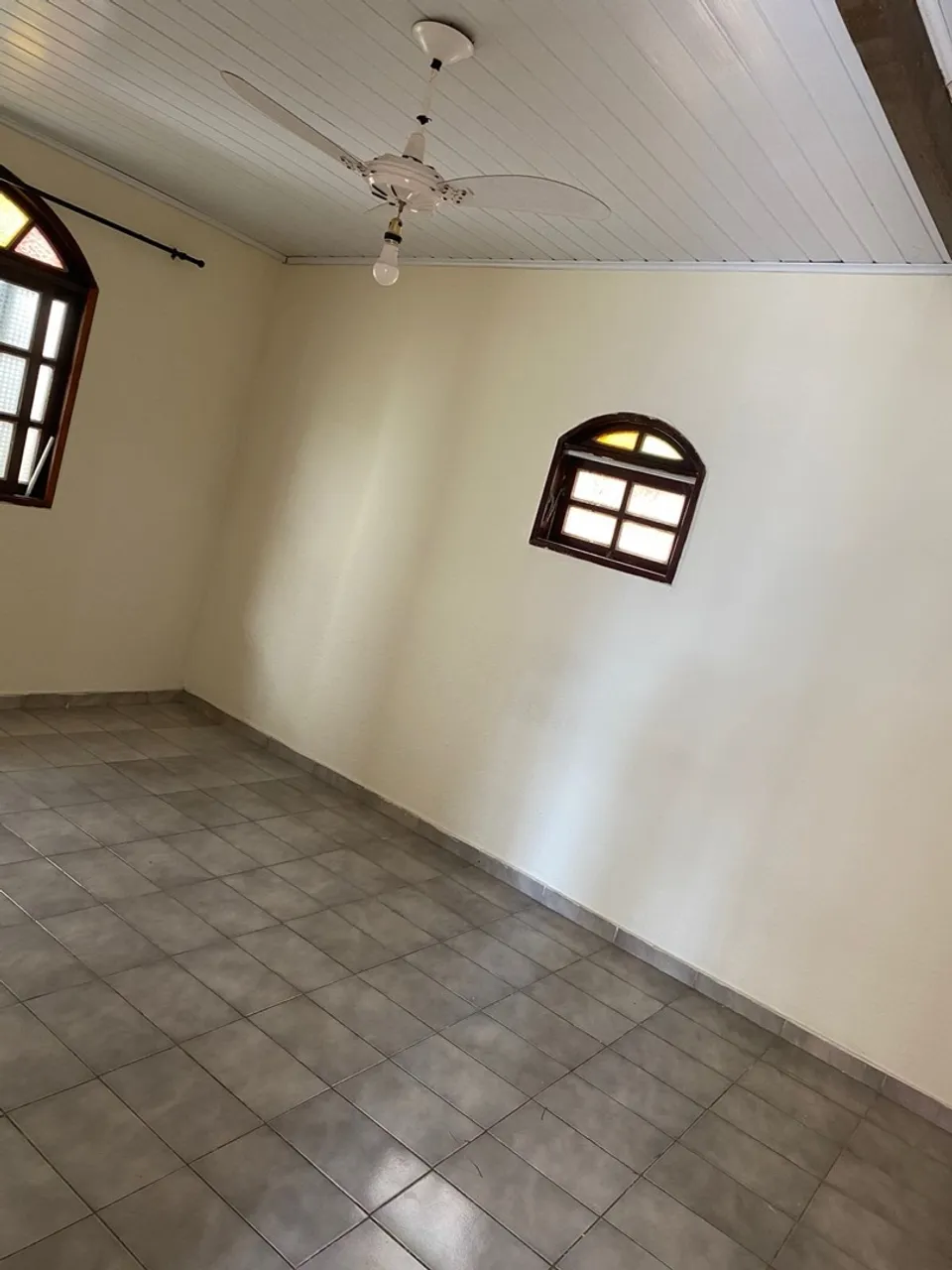 Alugo sobrado com 2 quartos sala cozinha americana banheiro e área de serviço