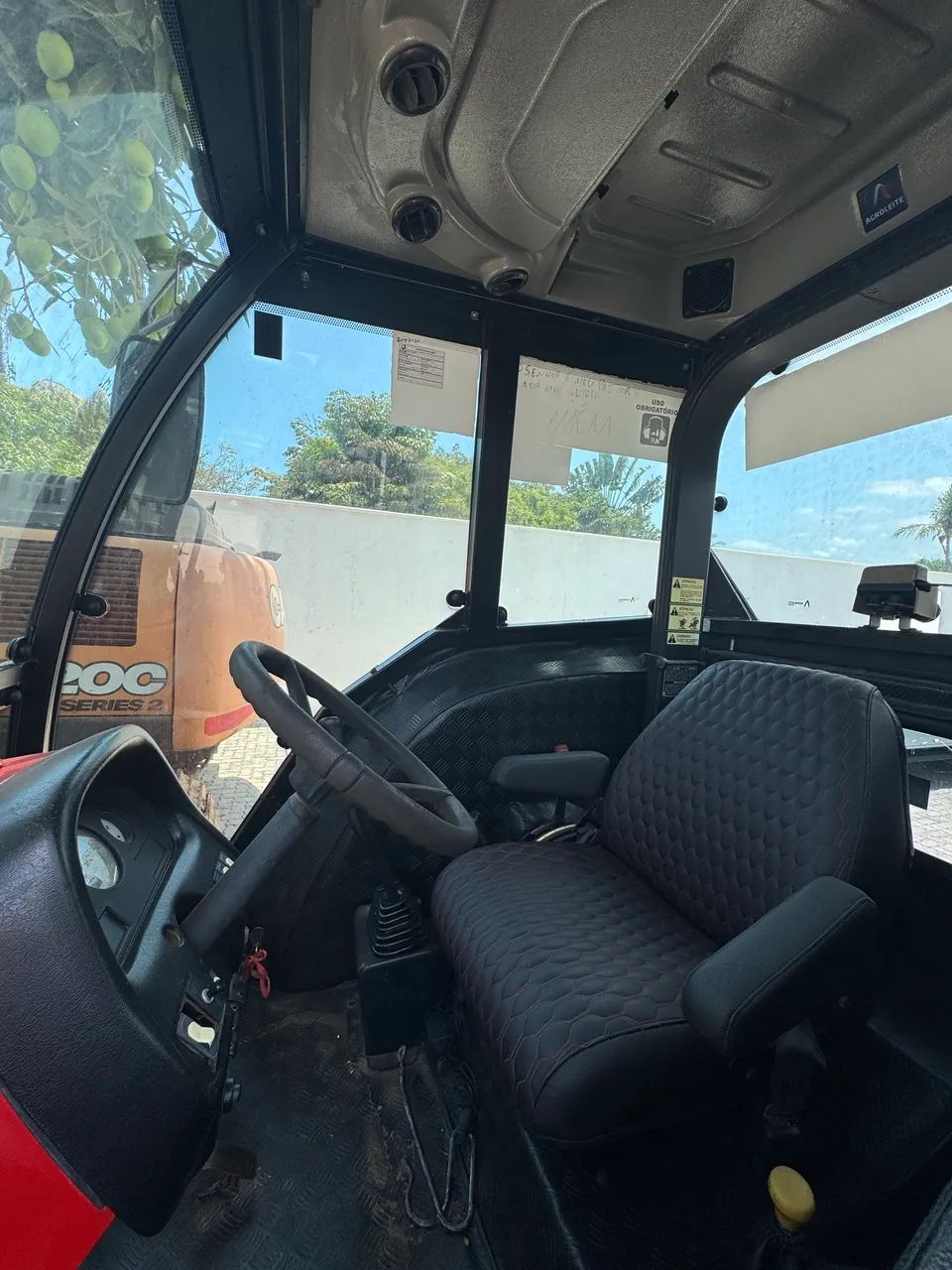 Trator de pneus MF 4292  - Foto 2