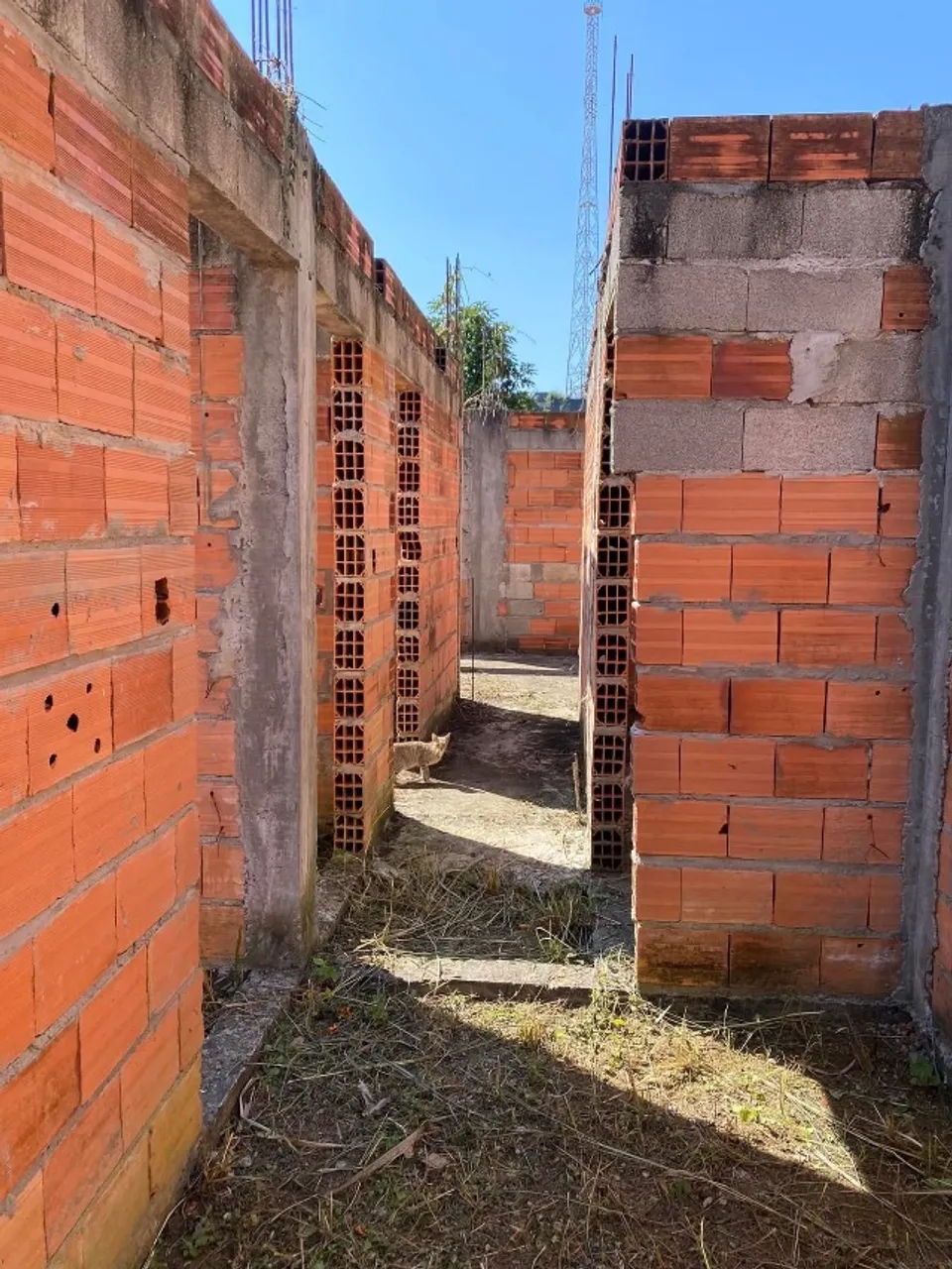 Terreno com construção iniciada