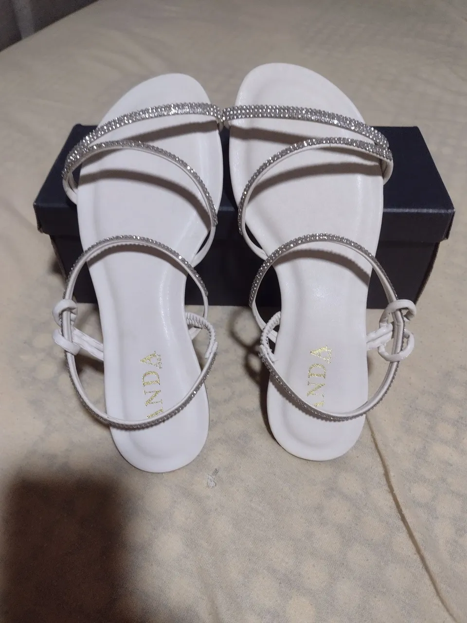 Sandálias Brancas com Strass - Elegância e Conforto
