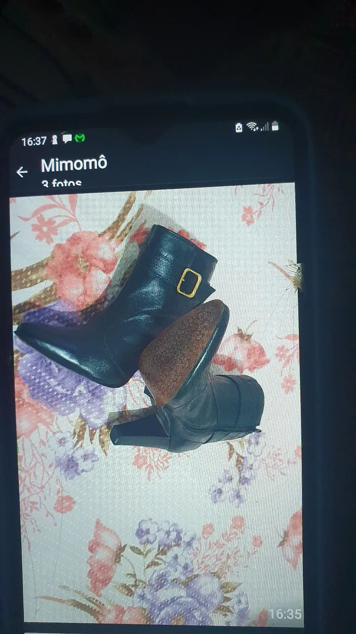 Bota Feminina Preta com Detalhe Dourado