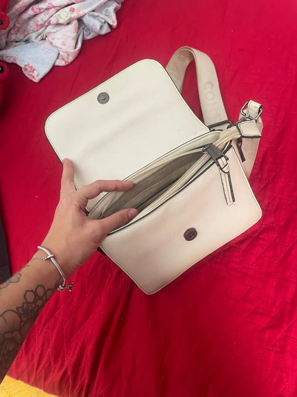 Bolsa constance creme com detalhes