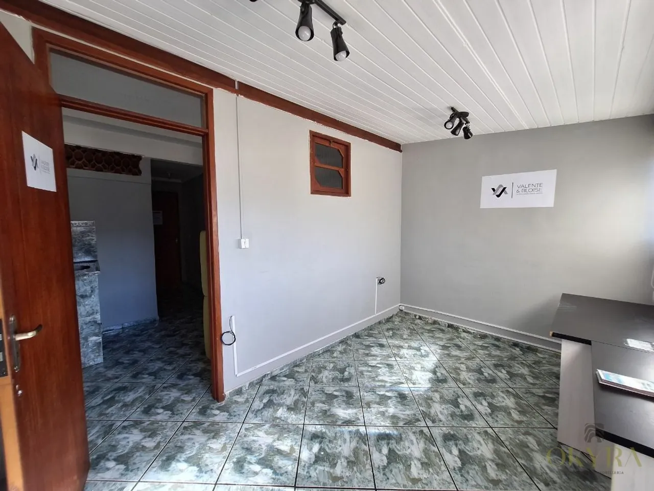 SALA COMERCIAL COM BANHEIRO PARA LOCAÇÃO NA IMBETIBA.