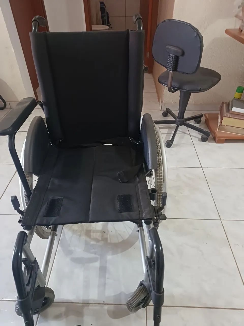 Cadeira de rodas seminova  - Foto 6