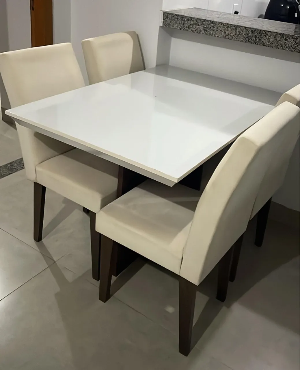 Mesa de jantar branca com 4 cadeiras