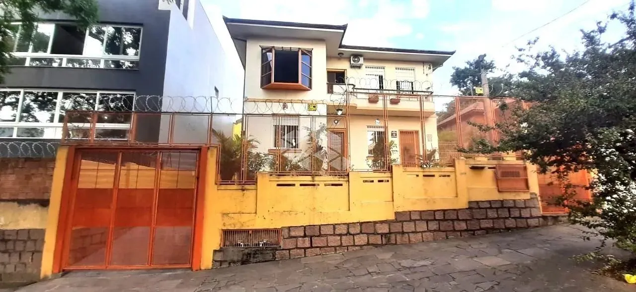 Casa em área total de 643,48 metros quadrados no bairro Menino Deus a venda, a metros do M