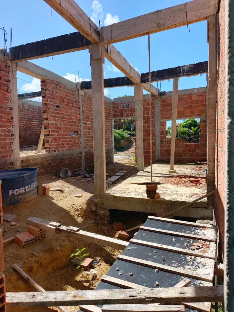 Vende-se um lote com uma casa em ponto de laje