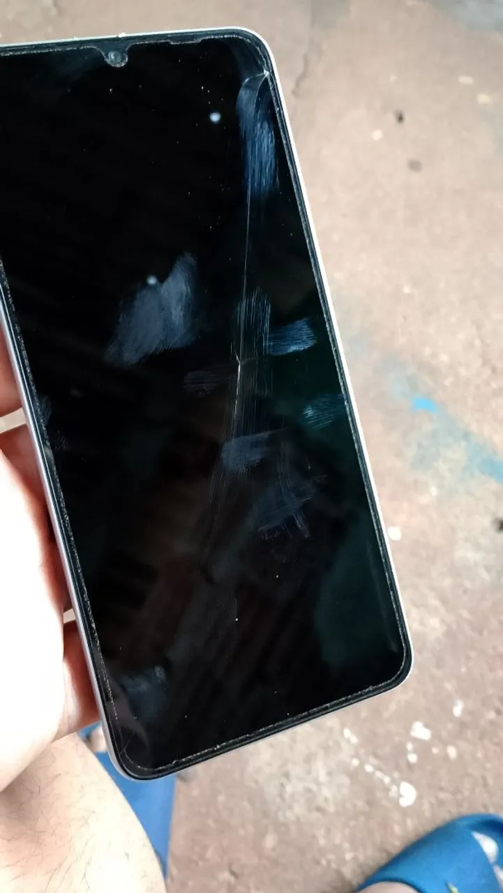 Vendo um A05 trincado a tela 